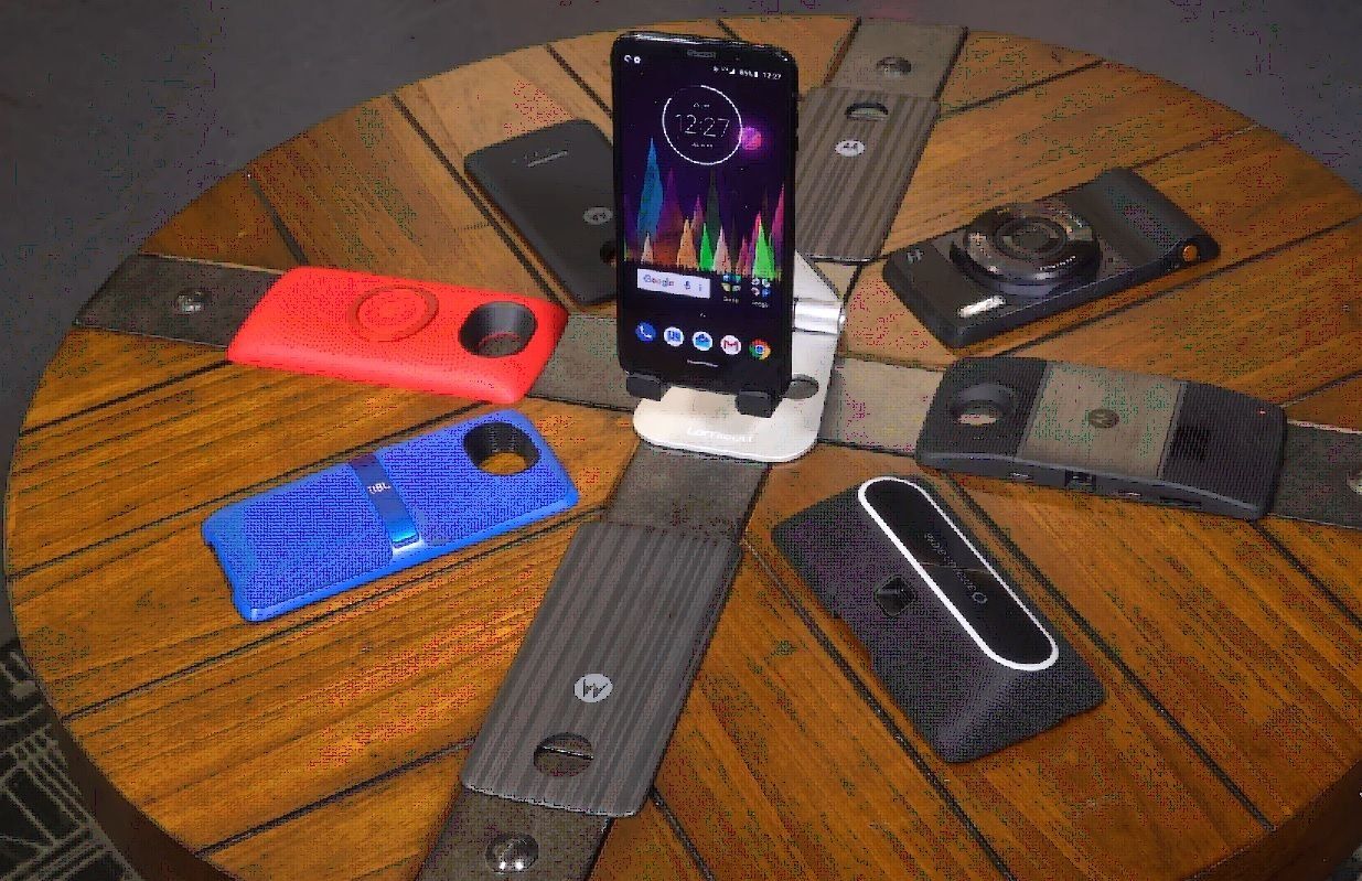 Smartphone Motorola Moto Z3 og Z3 Play - fordele og ulemper
