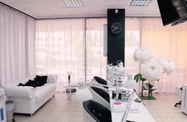 Bedømmelse af de bedste manicure saloner i Volgograd i 2022