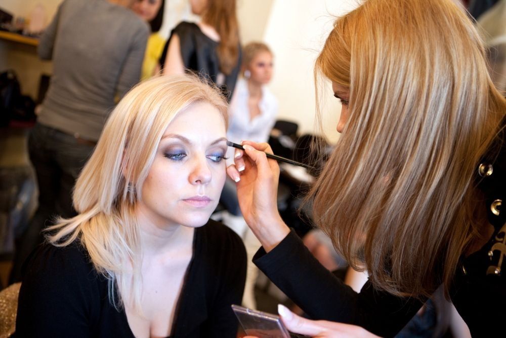 Gennemgang af de bedste makeupskoler og kurser på Krim i 2022