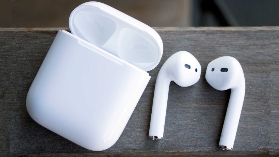 Examen des écouteurs sans fil Apple Air Pods 2 avec des fonctionnalités clés