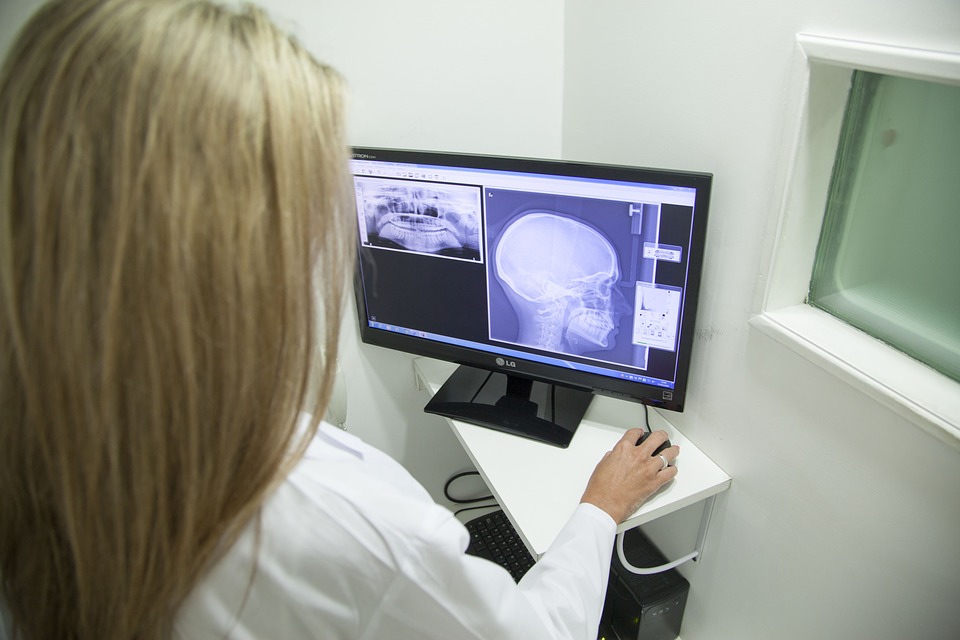 Bedømmelse af de bedste ortopædiske klinikker i St. Petersborg i 2022