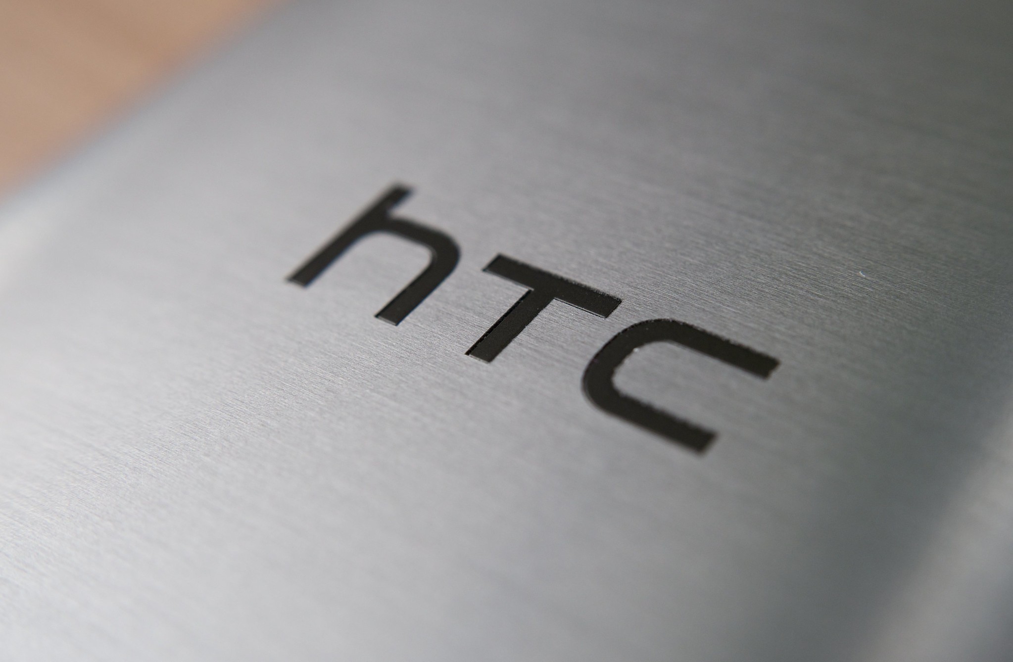 Oversigt over smartphonen HTC Wildfire R70 med nøglefunktioner