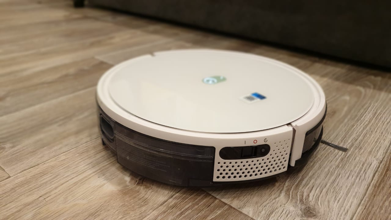 Test drive of the Yeedi K650 robot vacuum cleaner at home or the war with dust and wool
